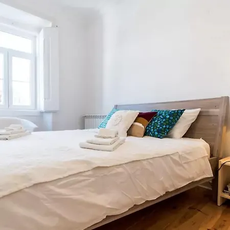 Lisbon Secret & River View Family Flat
